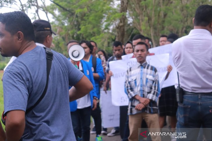 Mahasiswa Unpatti Ambon demo tolak pemilihan rektor baru