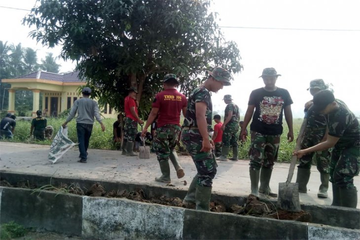 Satgas TMMD Kodim 0314/Inhil Menimbun Median Jalan Bersama Warga