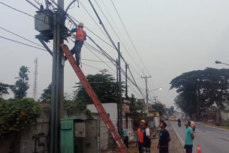 Warga pergoki aksi pencurian kabel PLN di Citangkil