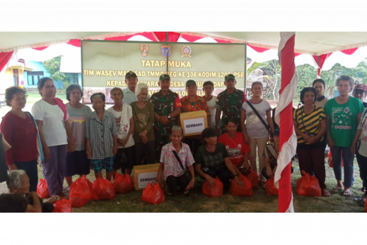 Satgas TMMD bagikan sembako gratis untuk warga perbatasan di Kapuas Hulu