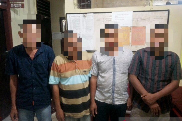 Saat main judi, seorang PNS dan tiga warga di tangkap