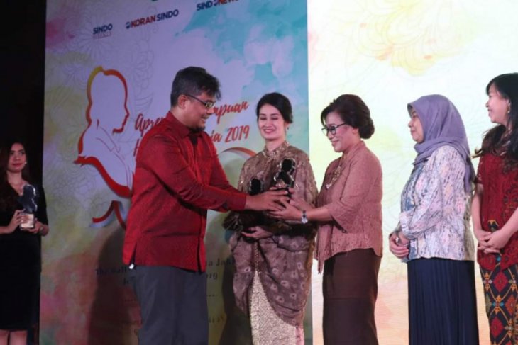 Ketua TP PKK Kota Ambon terima apresiasi perempuan hebat Indonesia