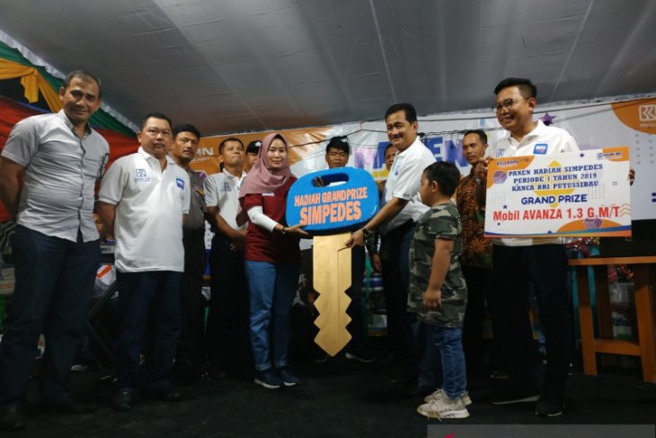 Terina Timas dapat mobil dari BRI Cabang Putussibau