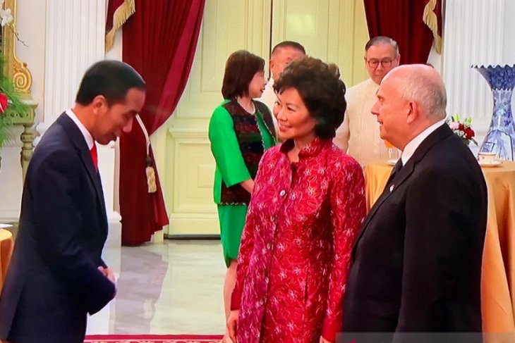 Five special envoys of friendly nations visit Jokowi at palace