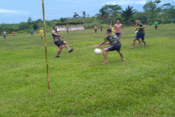 Serunya bermain bola kebersamaan Satgas TMMD dan anak perbatasan
