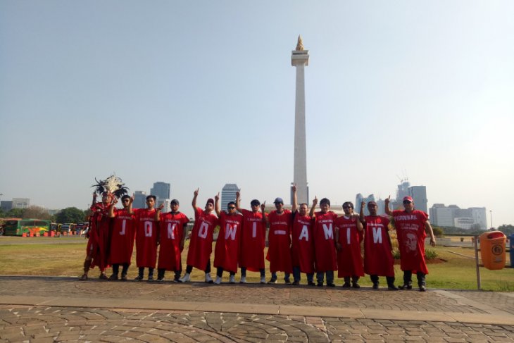 Masyarakat pakai jubah unik sambut presiden di Monas
