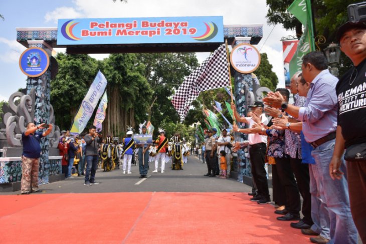 Karnaval Pelangi Budaya Bumi Merapi diserbui ribuan warga