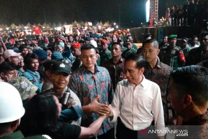 Presiden Jokowi turun panggung salami penonton konser