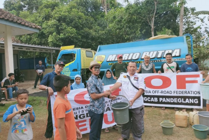 IOF Banten distribusikan air bersih ke lima desa di Pandeglang.