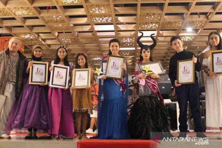 Puluhan finalis ikuti kompetisi menyanyi-fashion