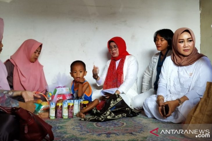 Istri karyawan timah kunjungi keluarga stunting di Kelurahan Tua Tunu