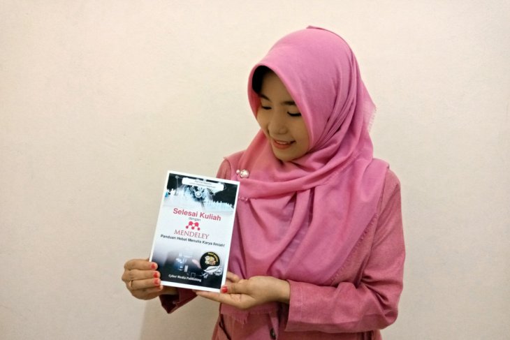 Dua santri Situbondo bagikan gratis buku karyanya di Hari Santri