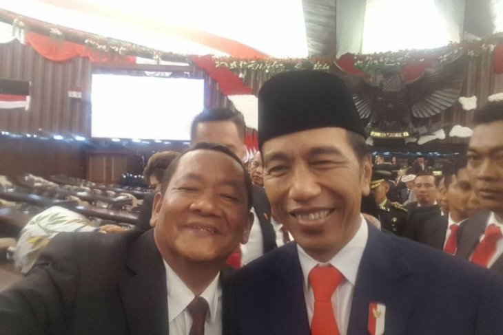 Bupati Samosir swafoto dengan Presiden Joko Widodo
