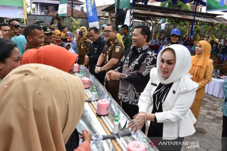 Peringatan hari cuci tangan se dunia dilaksanakan serentak di tiga lokasi berbeda di Madina
