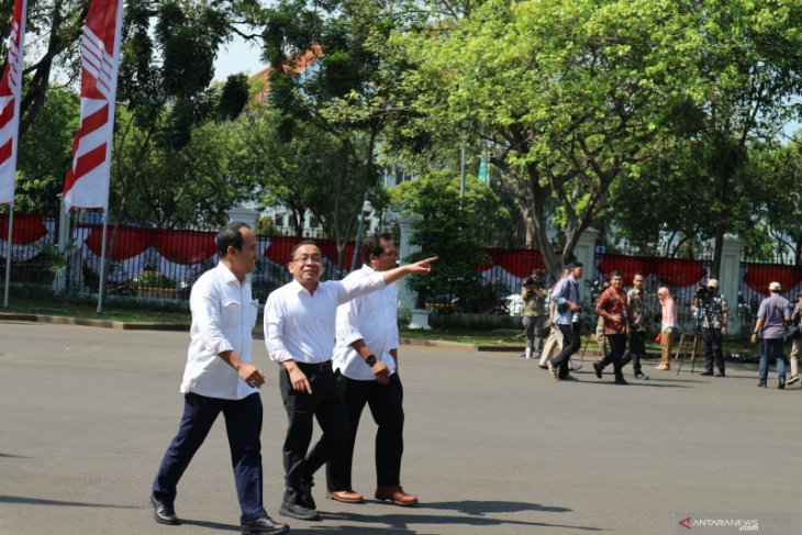 Datangi istana kepresidenan, Pratikno, Nico Harjanto, Fadjroel Rahman