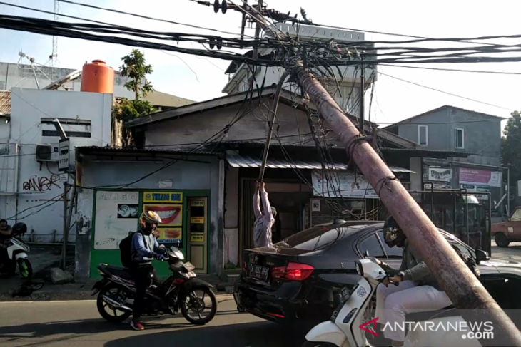 Tiang listrik roboh di Jalan Kebon Jeruk