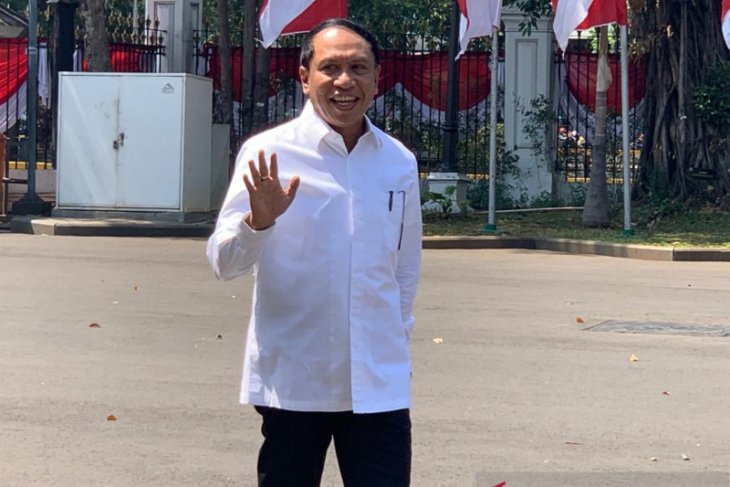 Pengusaha Zainudin Amali terus tersenyum lepas saat masuk ke istana