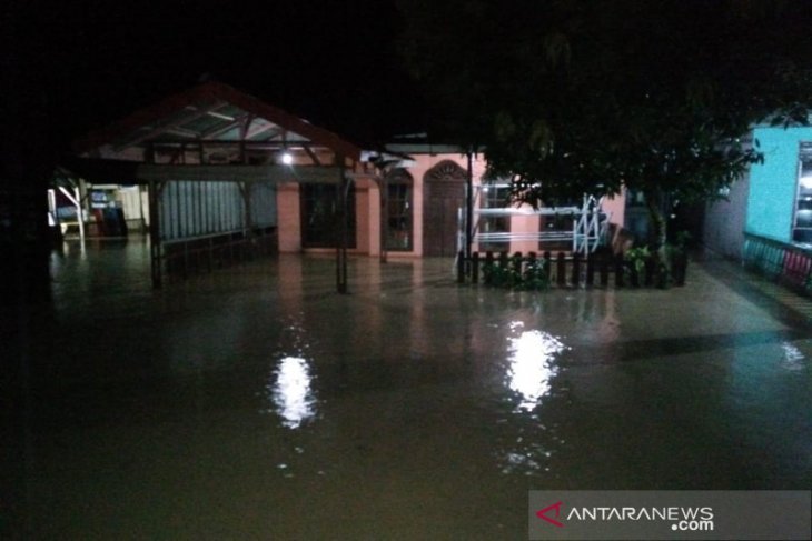 Sejumlah desa di Kecamatan Siabu dilanda banjir, warga mengungsi