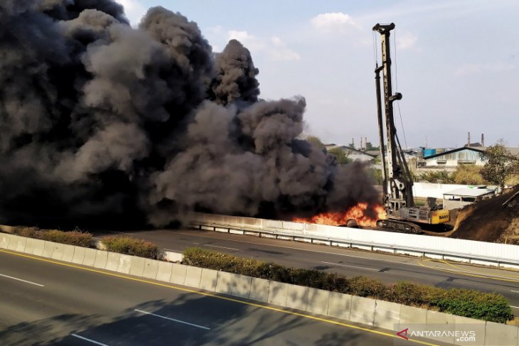 Pipa Pertamina di pinggir Tol Padalarang-Buah Batu terbakar
