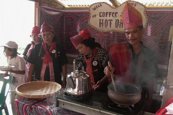 Kelompok Sadar Wisata Sarimarihit Samosir buka kedai kopi Hot Daina