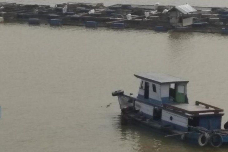 Kapal tertambat dekat Balai Pelelangan Ikan Mendalo Laut