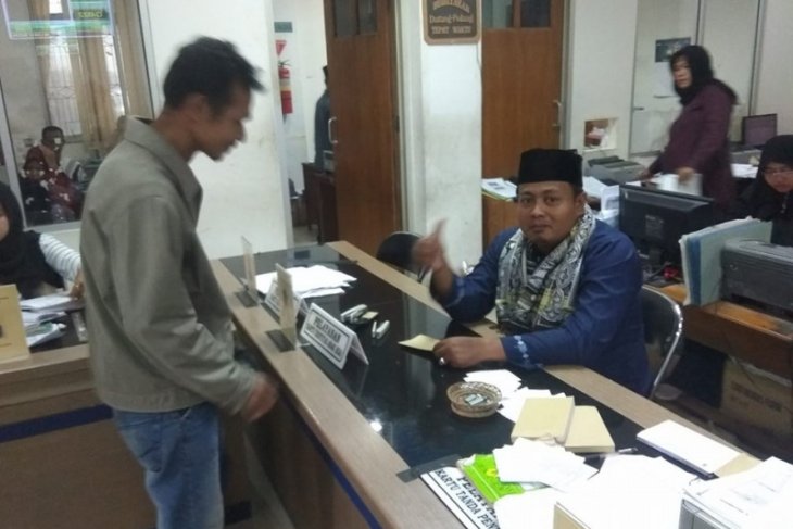 ASN Lebak kenakan sarung dan peci saat layani masyarakat
