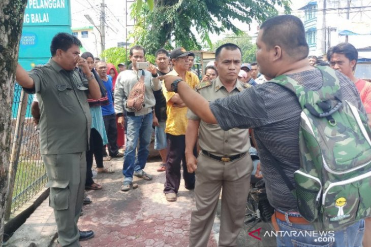 Satpol PP Tanjungbalai dan pedagang bundaran PLN nyaris bentrok