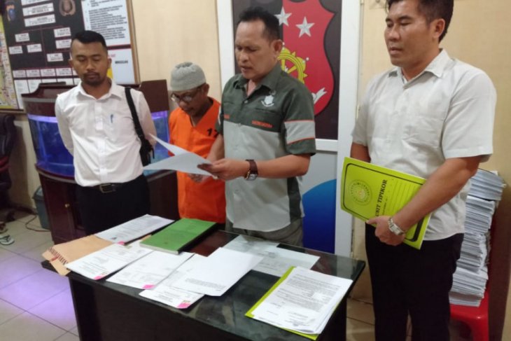 Polisi serahkan mantan kepala desa korupsi dana desa ke Kejari Langkat
