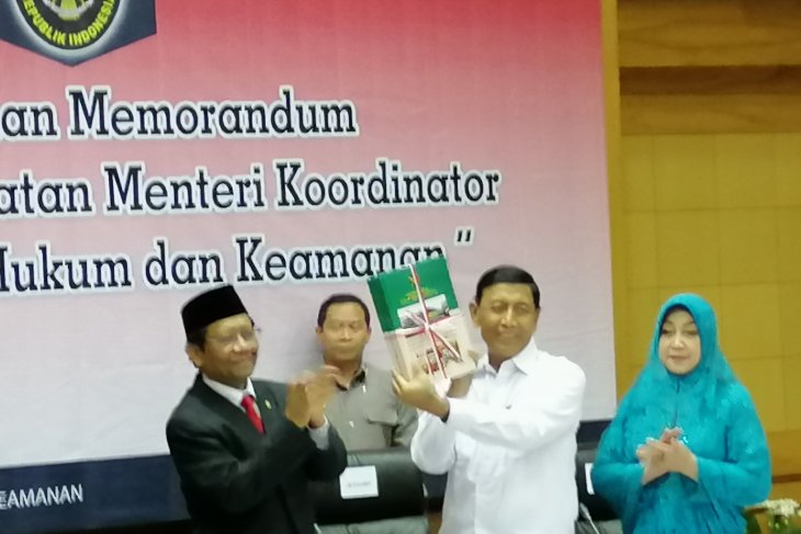 Wiranto Sertijab Menko Polhukam kepada Mahfud MD