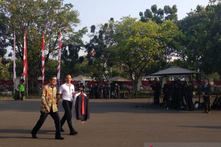Hari pengumuman dan pelantikan kabinet kerja jilid II, para menteri kenakan batik ke istana