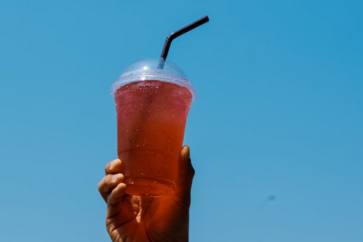 Minum air dingin saat suhu udara tinggi tidak sebabkan