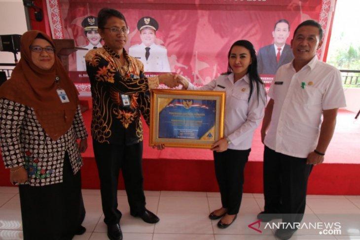 Pemkab Landak raih penghargaan penyalur dana desa terbaik 2019 di Kalbar