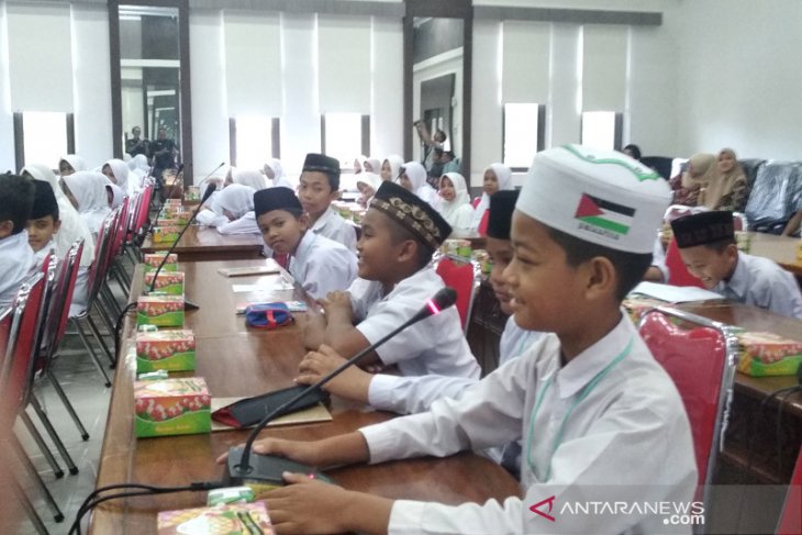 Puluhan murid SD belajar legislatif di DPR Aceh