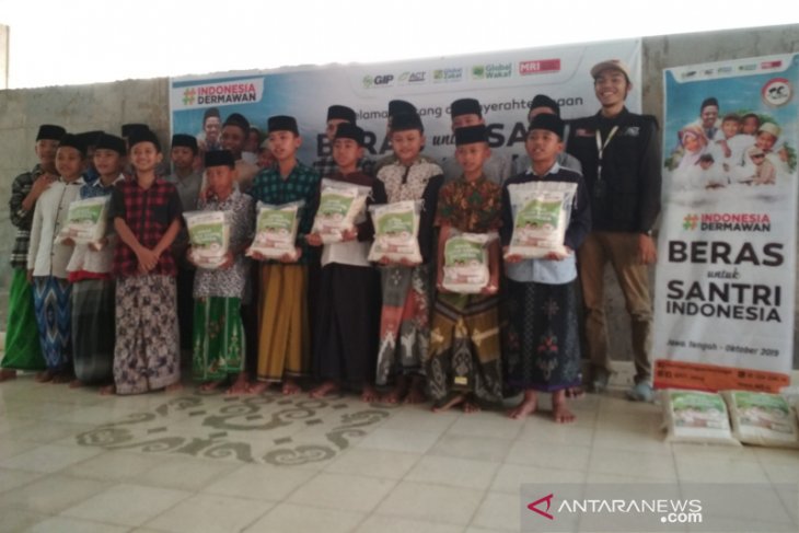 ACT gelar peringatan Hari Santri dengan membagikan beras ke ponpes