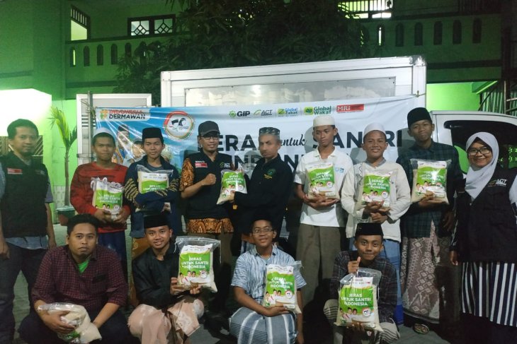ACT Jatim salurkan beras untuk santri