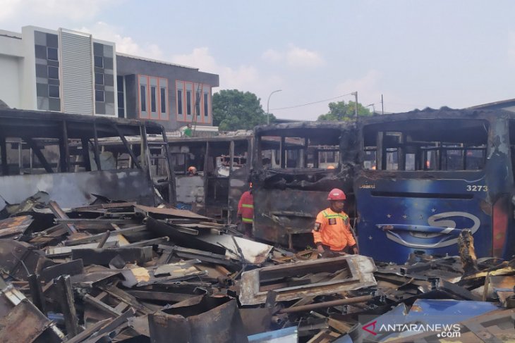 di Bandung belasan bangkai bus Damri terbakar