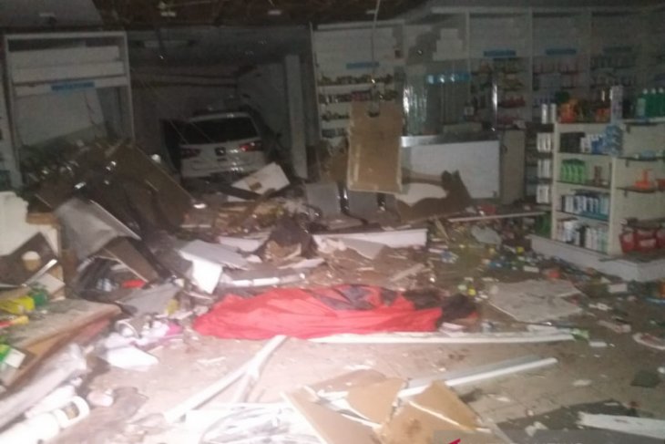 Mobil seruduk apotek, satu orang tewas