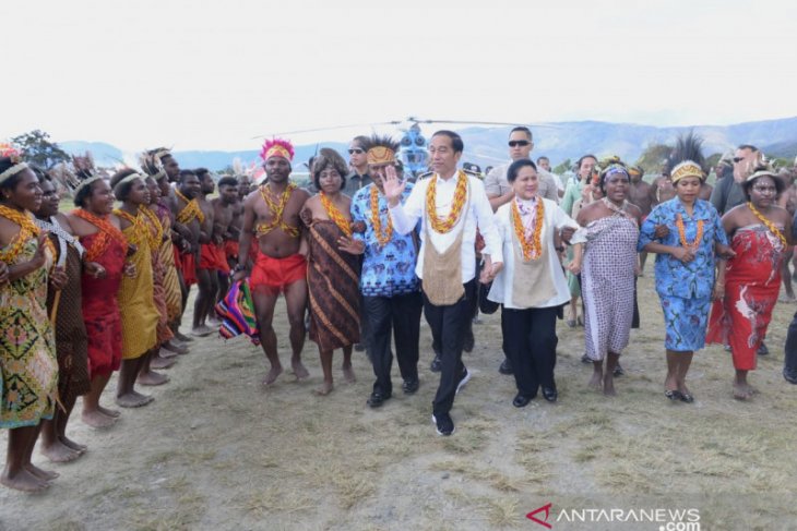 Jokowi pledges to build market and roads in Arfak, West Papua