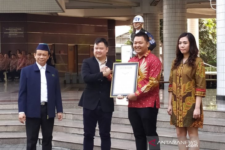 Marketplace Solusi Duka buatan alumnus UK Petra dapat penghargaan MURI