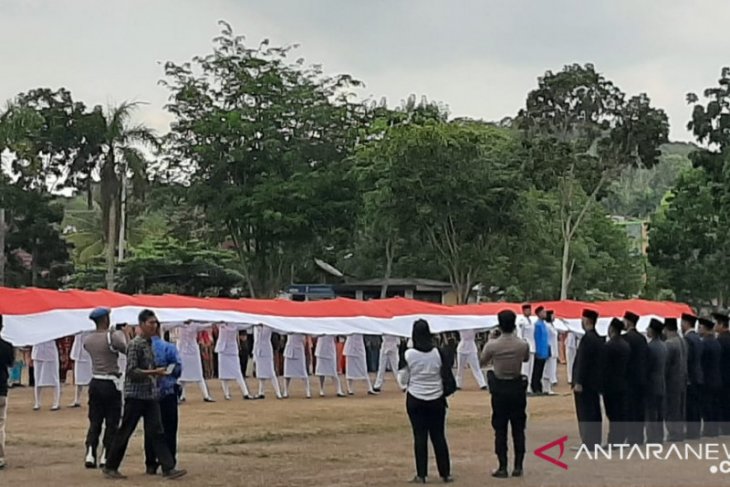 TNI dan Polri Bangka bentangkan bendera merah putih 28 meter