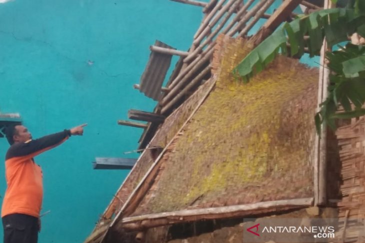 Angin puting beliung terjang dua kecamatan di Kabupaten Sukabumi