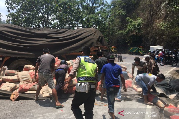 Pedagang asongan tewas ditabrak tronton bermuatan semen