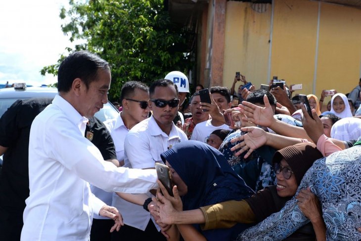 Pengungsi korban gempa berebut bersalaman dengan Jokowi
