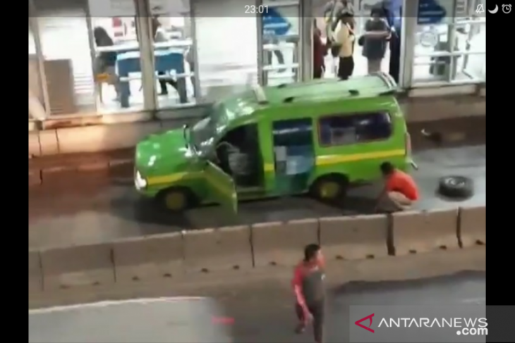 Satlantas tingkatkan patroli tanggapi angkot ganti ban di jalur Busway