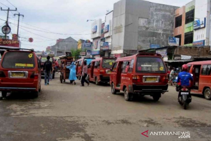 warga Kabupaten Bekasi keluhkan tarif angkot