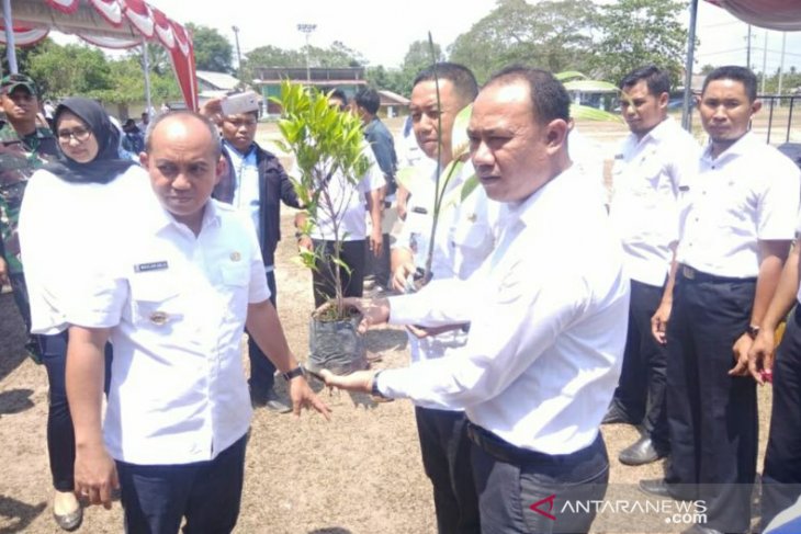Peringati Bulan Bakti Gotong Royong, Pemkot Pangkalpinang serahkan bantuan