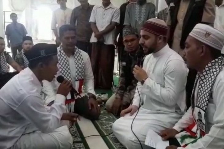 Syekh Palestina bimbing pemuda Nias masuk Islam