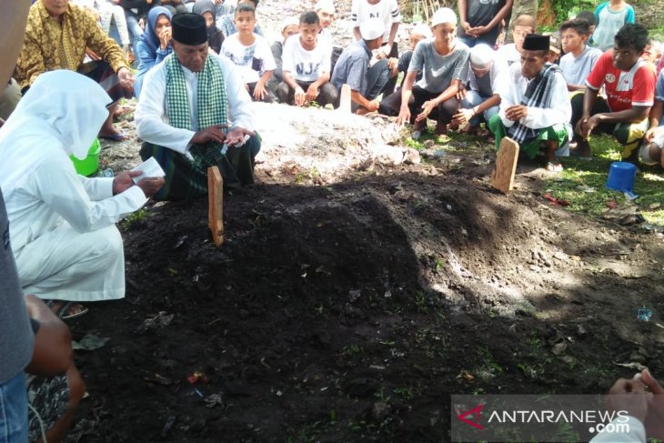 Isak tangis kerabat iringi pemakaman pemain timnas U-16 di Desa Tulehu