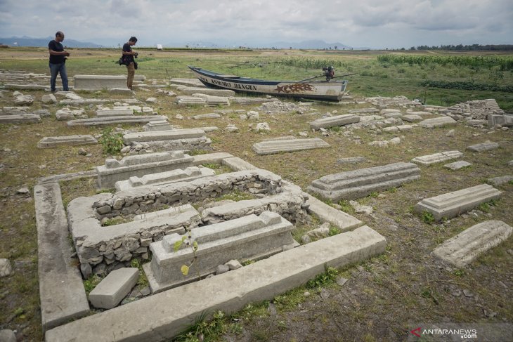 Kompleks pemakaman di dasar waduk Gajahmungkur yang mengering