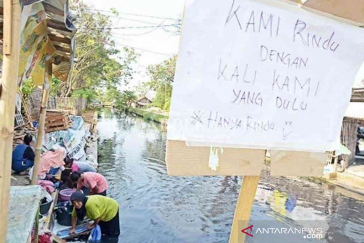 warga Sukaraya Bekasi MCK di sungai tercemar limbah perusahaan